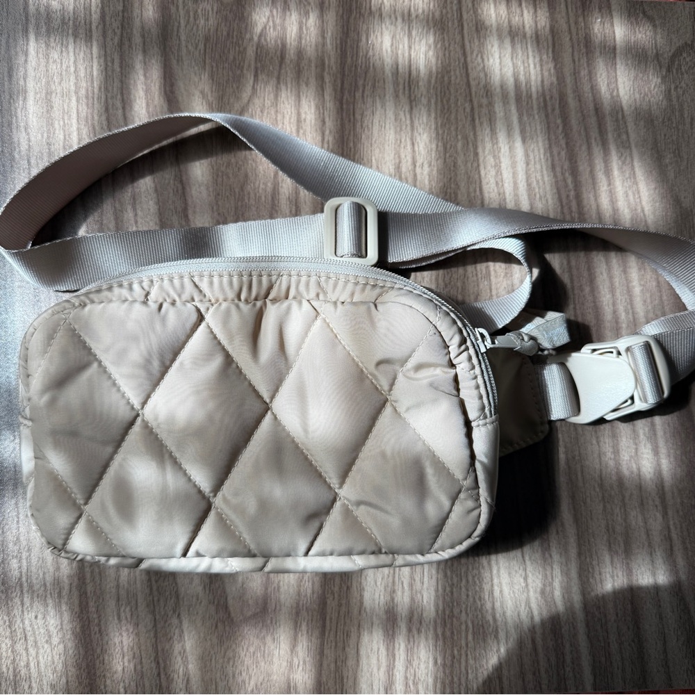 Vera Bradley Cube Belt Bag in Ultralight (Tan)